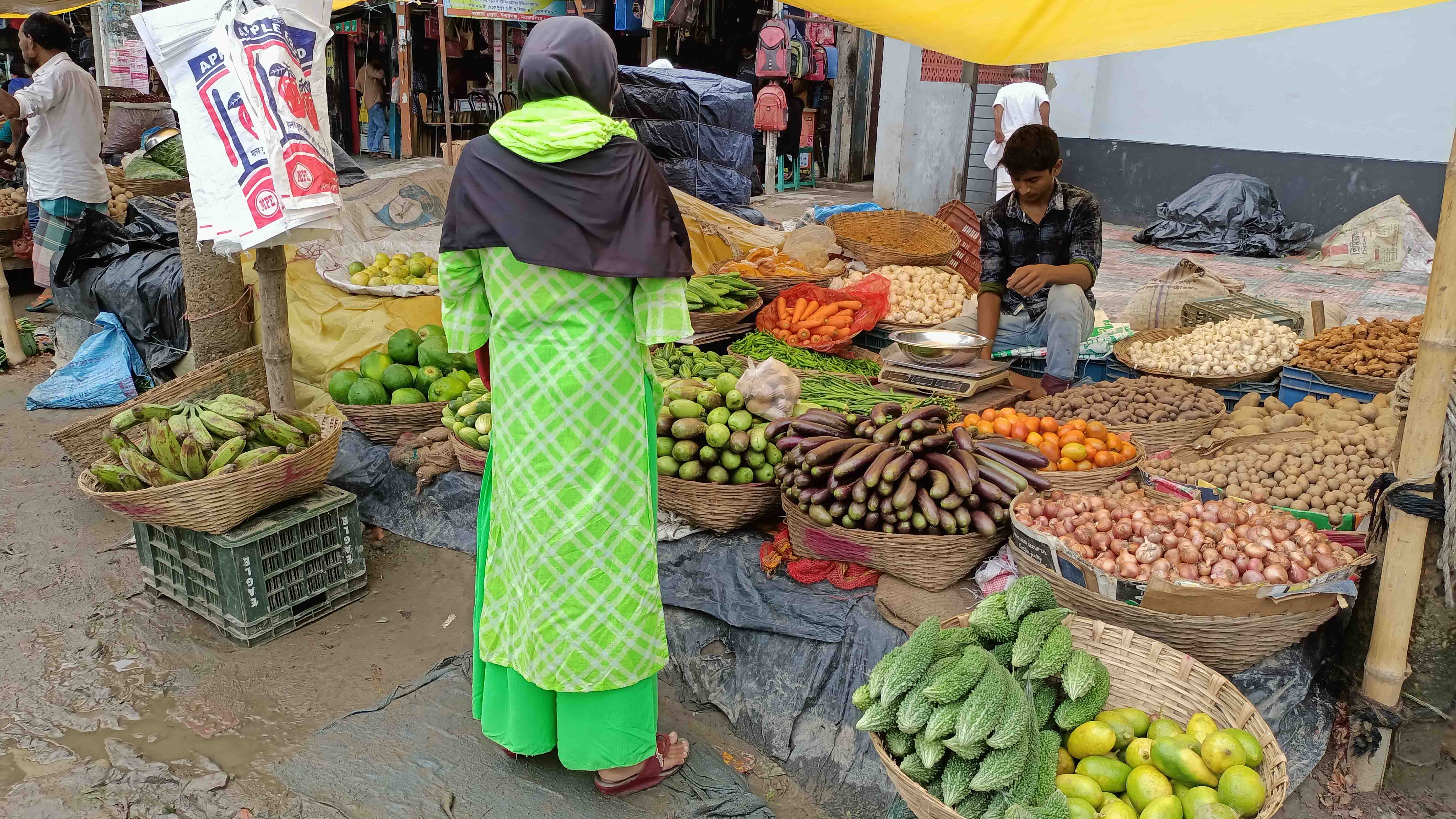 বর্ষার শুরুতেই সবজির দাম বেড়ে দ্বিগুণ