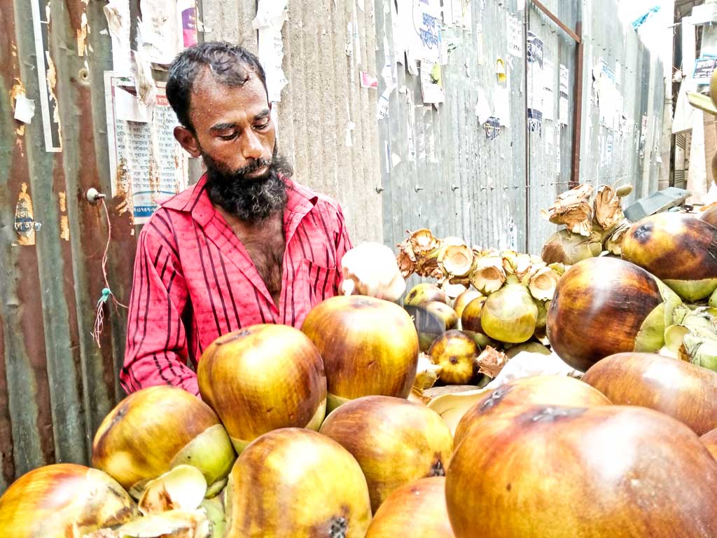 ‘রিকশা চালাতে কষ্ট বেশি, তাল বেচায় কষ্ট কম’