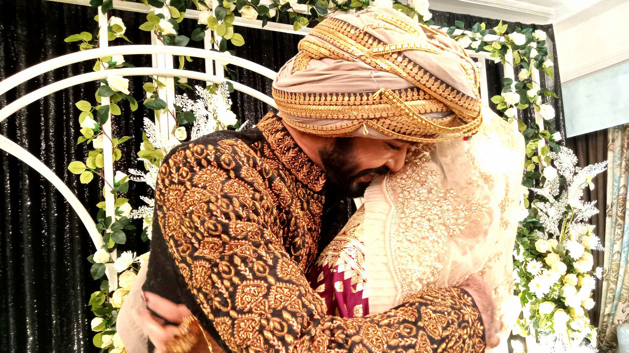 কান্নার একপর্যায়ে উপস্থিত অতিথিদের সামনে পরীকে জড়িয়ে ধরেন রাজ