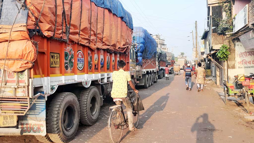 হিলি স্থলবন্দরে ট্রাকের চাপ