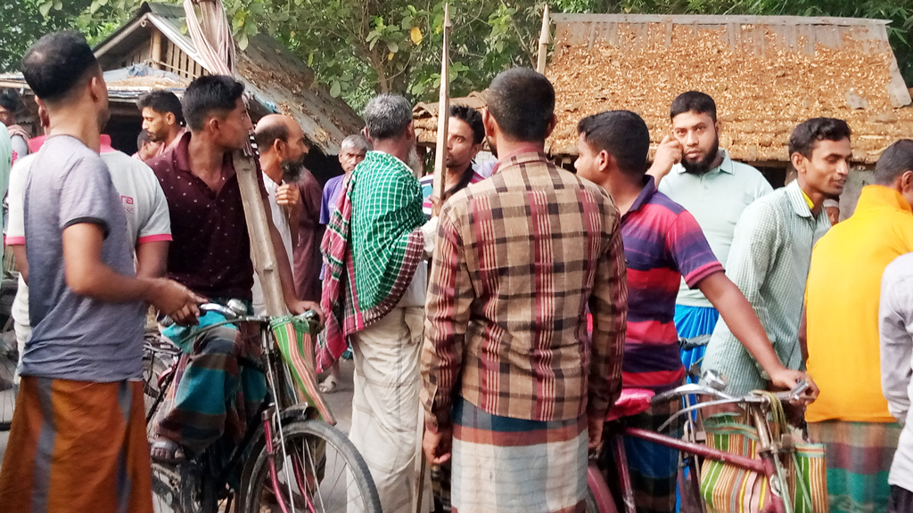 বোরো কাটার মৌসুমে মনিরামপুরে জমজমাট শ্রমিকের হাট