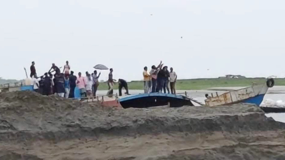 প্রিয় এমপি মহোদয়কে কর্দমাক্ত শুভেচ্ছা