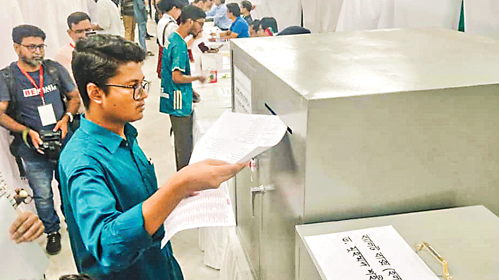 ভোটে উৎসব, ফলে উত্তেজনা