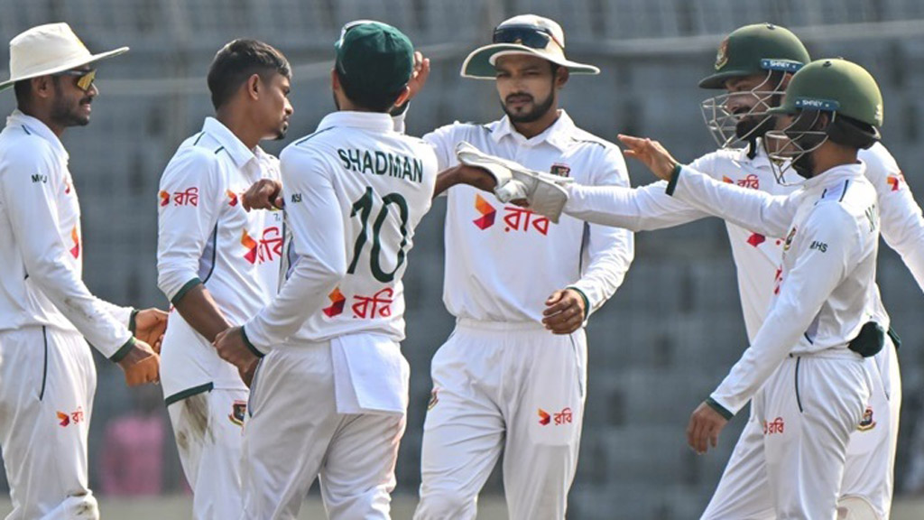 ভূমিকম্প আতঙ্কের পর তাইজুলের জোড়া আঘাত