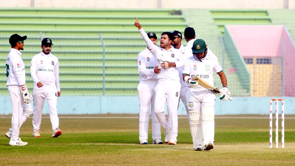 রংপুরের জয়ে জমে উঠল শিরোপার লড়াই