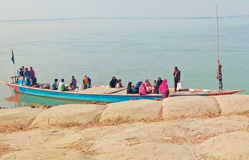 গ্রীষ্ম কিংবা বর্ষা অথবা প্রাকৃতিক যে কোনো দুর্যোগ, বারো মাস এই ইঞ্জিনচালিত নৌকাই ভরসা যমুনার দুই পারের মানুষ। দৌলতপুর উপজেলার চরকাটারি এলাকা থেকে তোলা, মানিকগঞ্জ, ১৮ ডিসেম্বর ২০২৪। ছবি: আব্দুর রাজ্জাক