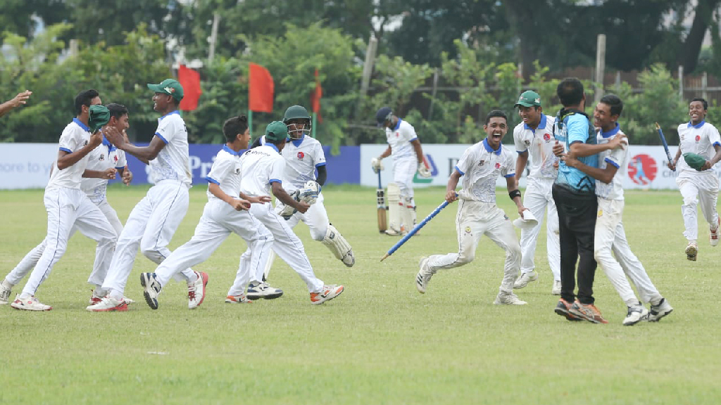 ট্রেনের টিকিট না পাওয়ায় ট্রফি নিয়ে বাসে যাচ্ছে শিহাব-সাকিবরা