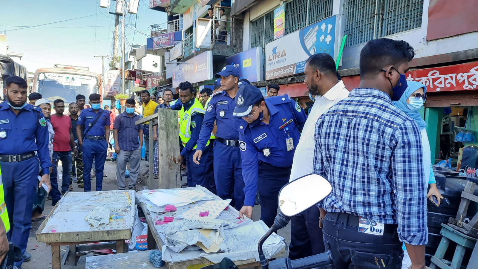 ফুটপাত দখল করে ব্যবসা জরিমানা