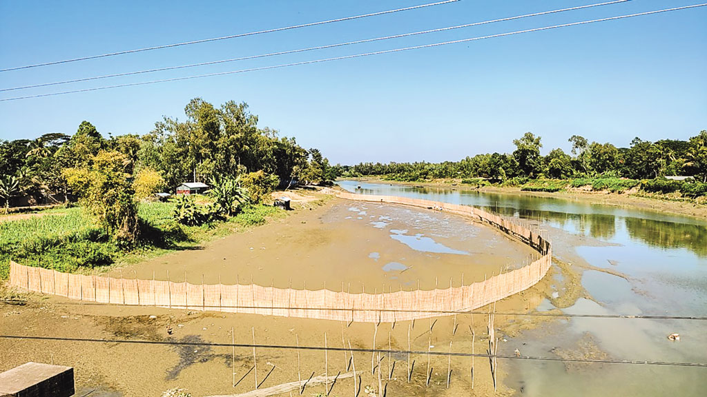 কক্সবাজারের চকরিয়া: মাতামুহুরীতে বেড়া দিয়ে মাছ চাষ বিএনপি নেতার