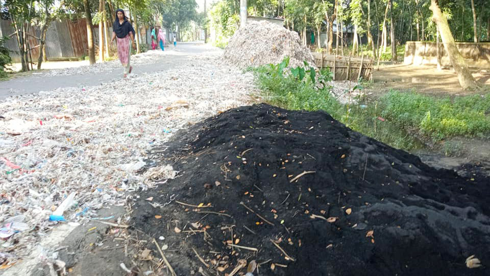 জামালপুরে পলিথিন বর্জ্য দিয়ে রাস্তা দখল, দুর্ভোগে পথচারীরা