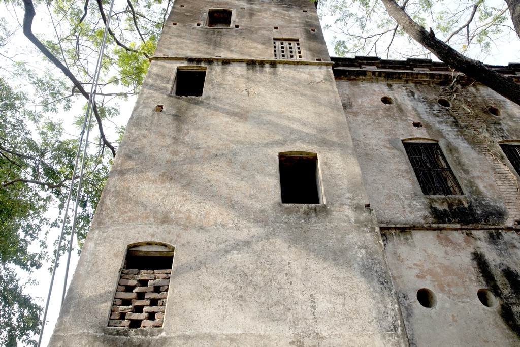 প্রতিটি ভবনে পর্যাপ্ত আলো-বাতাস প্রবেশের জন্য রয়েছে একাধিক জানালা।