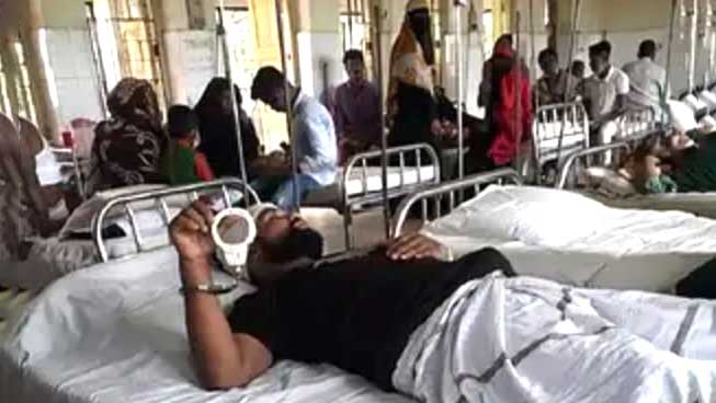 হাসপাতালের বেডে হাতকড়া পরা দুর্ঘটনায় আহত শিক্ষক