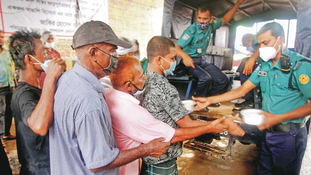 নিরন্নের পাশে খাবার হাতে পুলিশ