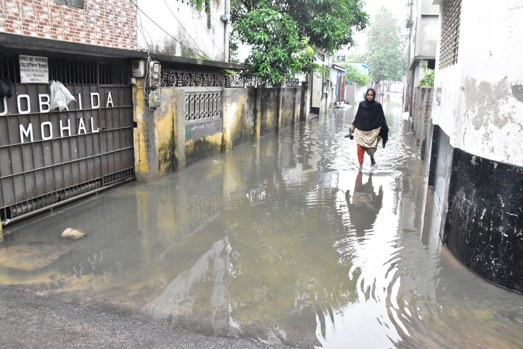 রাজশাহীতে রোববার (২৪ সেপ্টেম্বর) দুপুর থেকে রাত পর্যন্ত টানা ভারী বর্ষণে নগরীর বিভিন্ন এলাকায় জলাবদ্ধতা সৃষ্টি হয়েছে। নগরীর ৫ নম্বর ওয়ার্ডের মহিষবাথান এলাকা, রাজশাহী, ২৫ সেপ্টেম্বর ২০২৩। ছবি: আজকের পত্রিকা