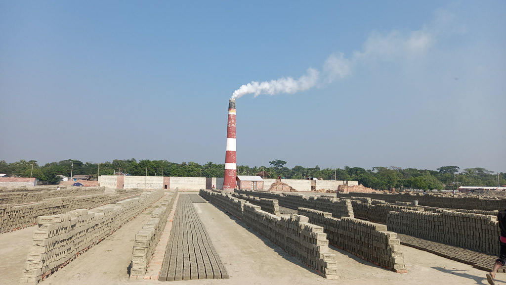 অবৈধ ইটভাটা বন্ধে পার্বত্য তিন জেলার ডিসিকে আইনজীবীর নোটিশ 