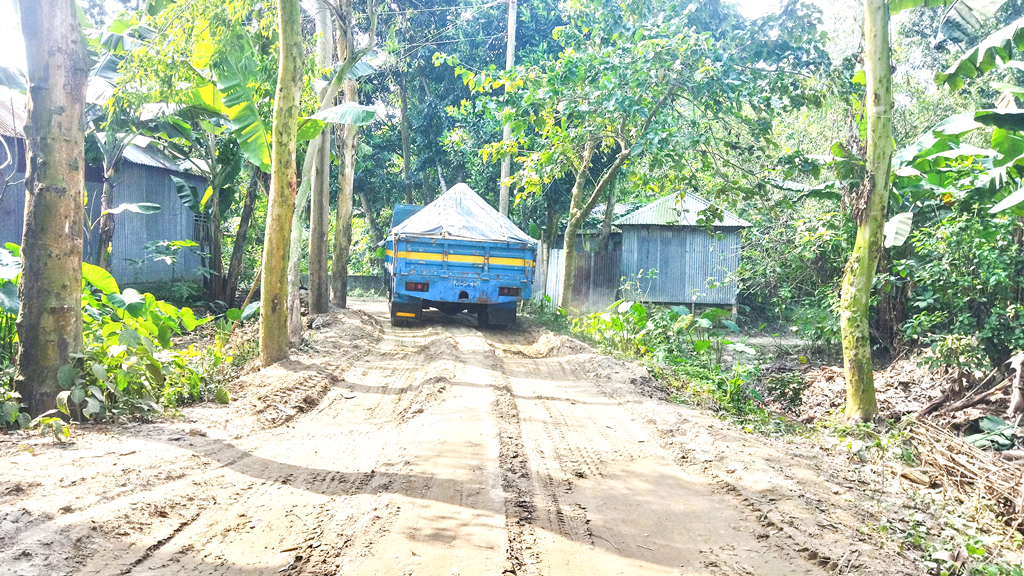 বগুড়ার শাজাহানপুর: বালুতে নষ্ট কোটি টাকার রাস্তা