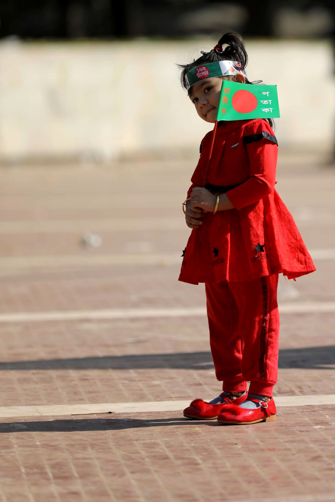 পতাকা হাতে এক শিশু বিজয় দিবস উদ্‌যাপন। শহীদ মিনার, ঢাকা। ১৬ ডিসেম্বর ২০২১। ছবি: সৈয়দ মাহামুদুর রহমান