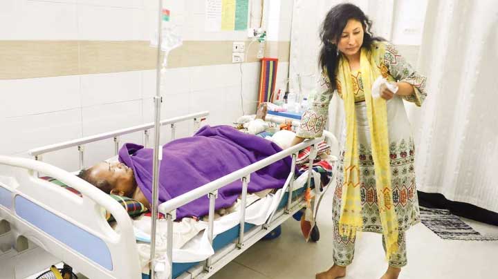 বিচারের আশা ছেড়ে বাবার চিকিৎসায় মনোযোগ দিয়েছেন সার্জেন্ট মহুয়া