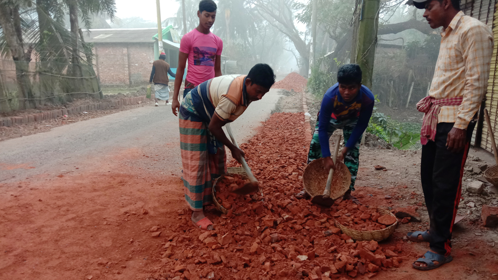 সড়ক সংস্কারে নিম্নমানের ইট ব্যবহারের অভিযোগ