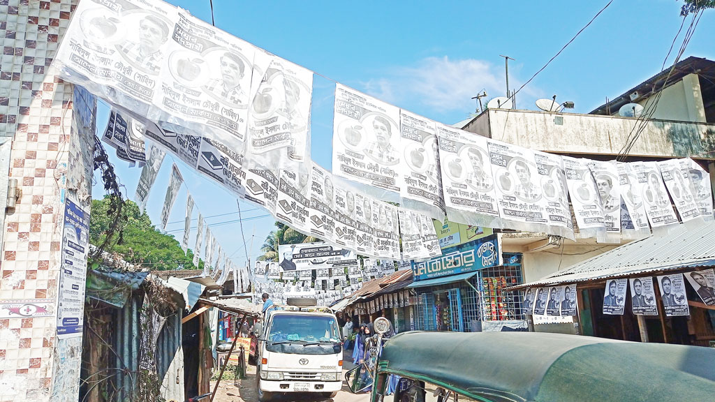 পোস্টার মোড়ানো হচ্ছে নিষিদ্ধ পলিথিনে