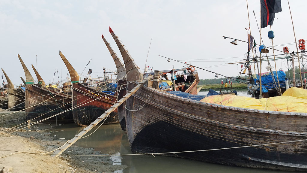 সমুদ্রে মাছ শিকারে নিষেধাজ্ঞা: প্রণোদনার সুবিধাবঞ্চিত গভীর সমুদ্রে যাওয়া জেলেরা