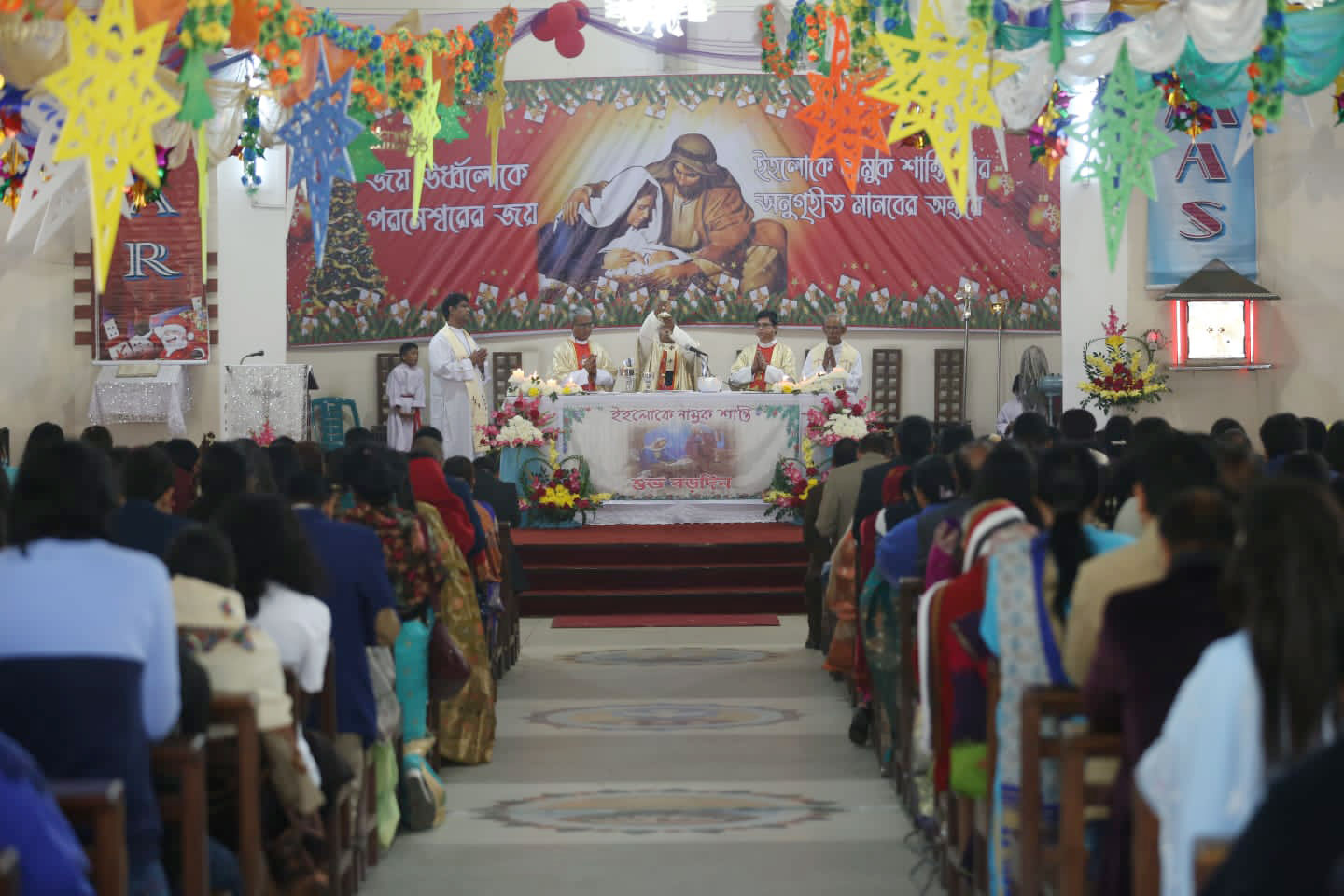 বড়দিন উদ্‌যাপনে খ্রিষ্টধর্মাবলম্বী লোকজনরা প্রার্থনা করছেন। তেজগাঁও চার্জ, ঢাকা। ছবি: আজকের পত্রিকা