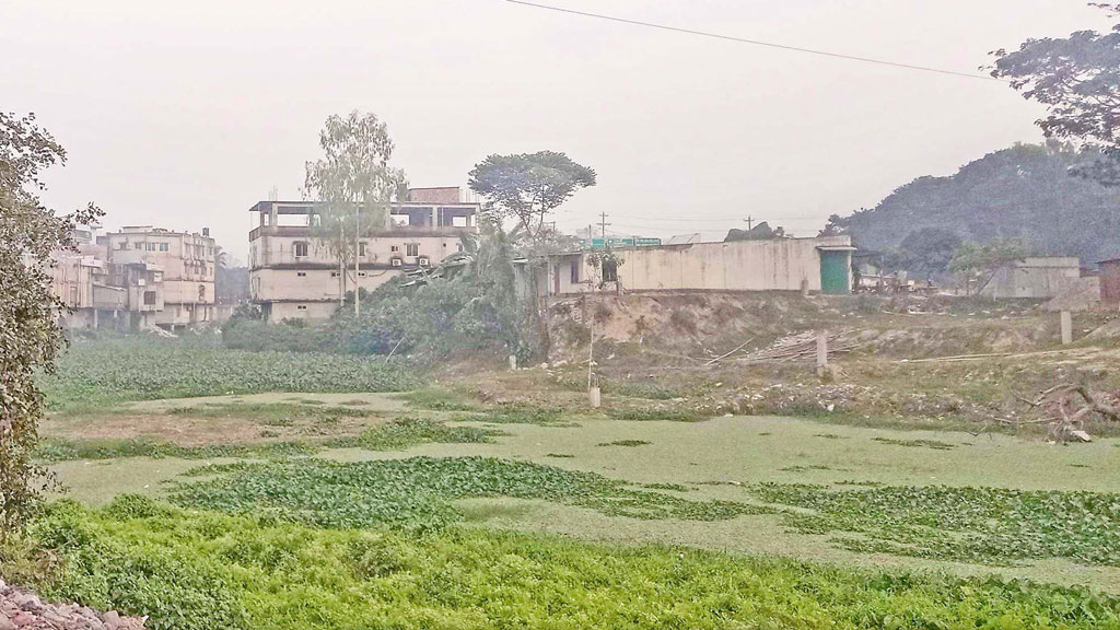 দখল-দূষণে বিলীন আত্রাই: নদ ভরাট করে ক্লিনিক মার্কেট ভবন