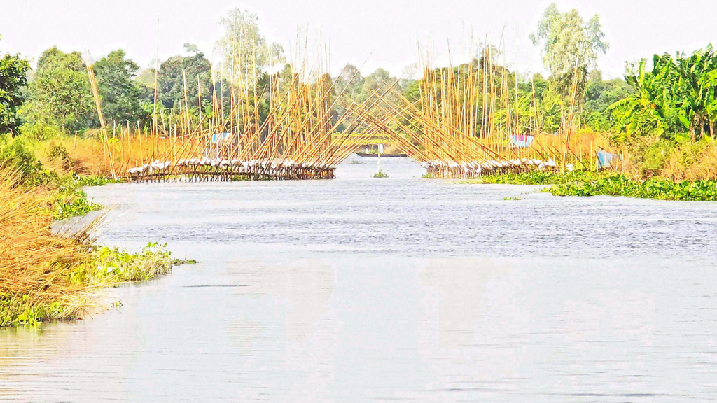 খালের ১০ স্থানে অবৈধ বাঁধ