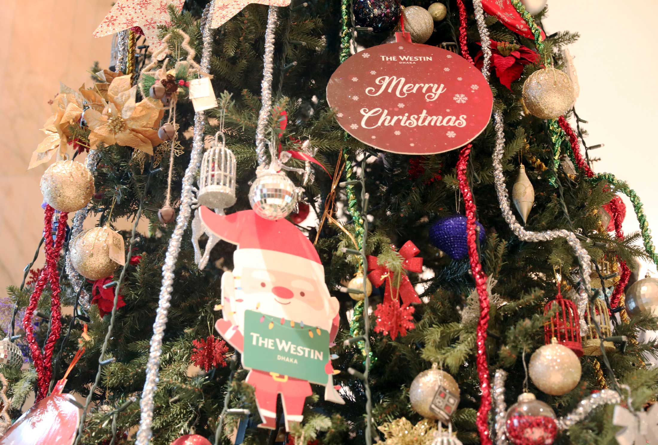 শুভ বড় দিন উপলক্ষে রাজধানীর বিভিন্ন পাঁচতারা হোটেল গুলোতে ক্রিসমাস ট্রি সাজানো হচ্ছে। দি ওয়েস্টিন হোটেলে, ঢাকা। ৪ ডিসেম্বর ২০২১। ছবি: ইন্দ্রজিৎ কুমার ঘোষ
