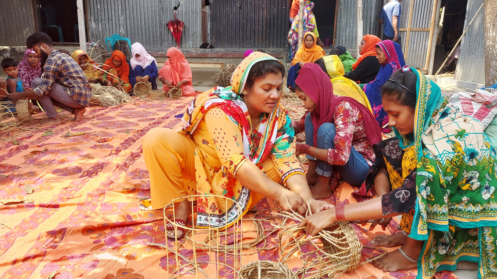 কচুরিপানা থেকে তৈরি হস্তশিল্প যাচ্ছে ইউরোপ-আমেরিকায়