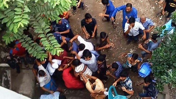 স্বতন্ত্র প্রার্থীর বাড়িতে হামলা