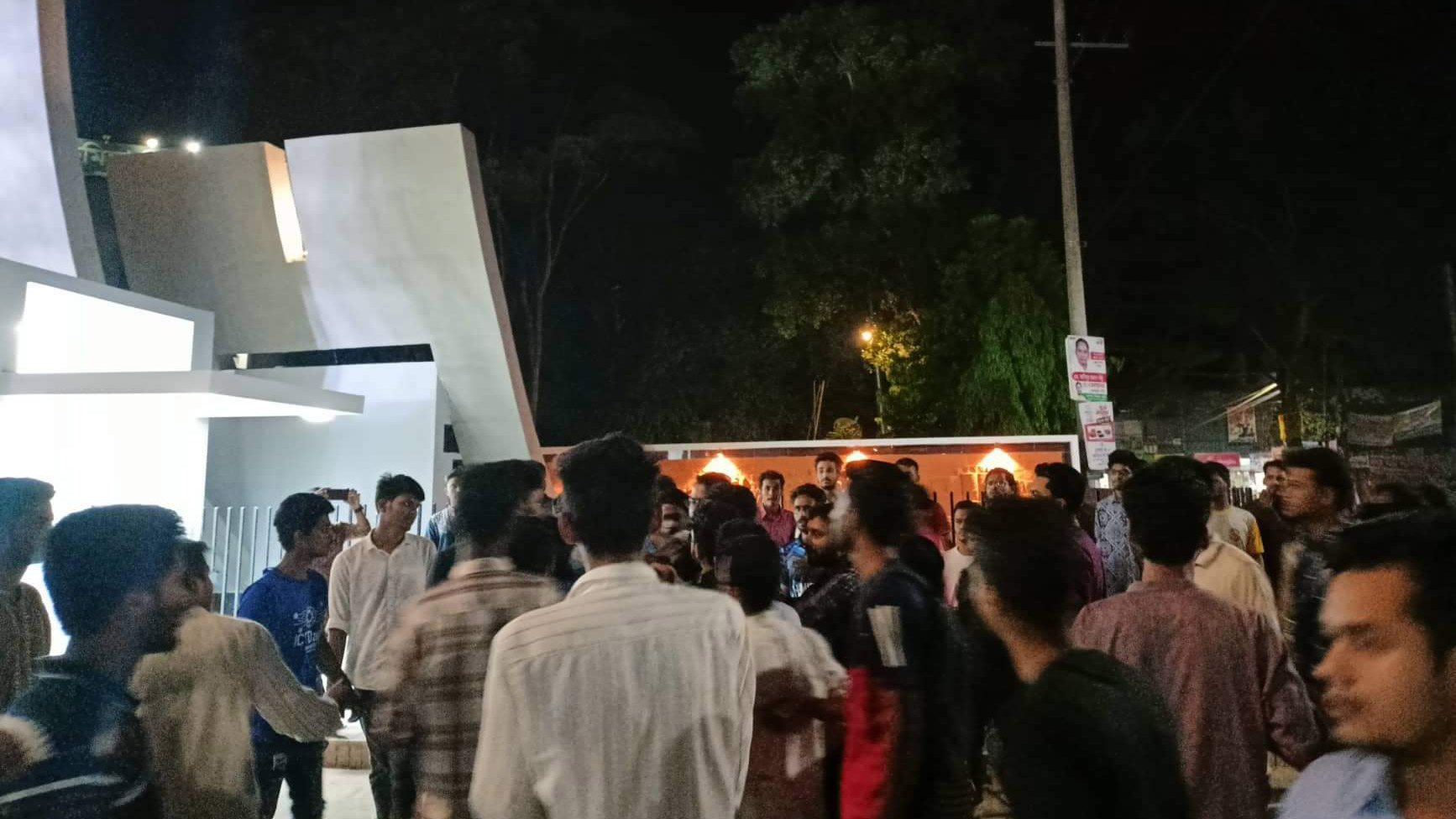 কুবিতে দুই হলের শিক্ষার্থীদের দফায় দফায় সংঘর্ষ