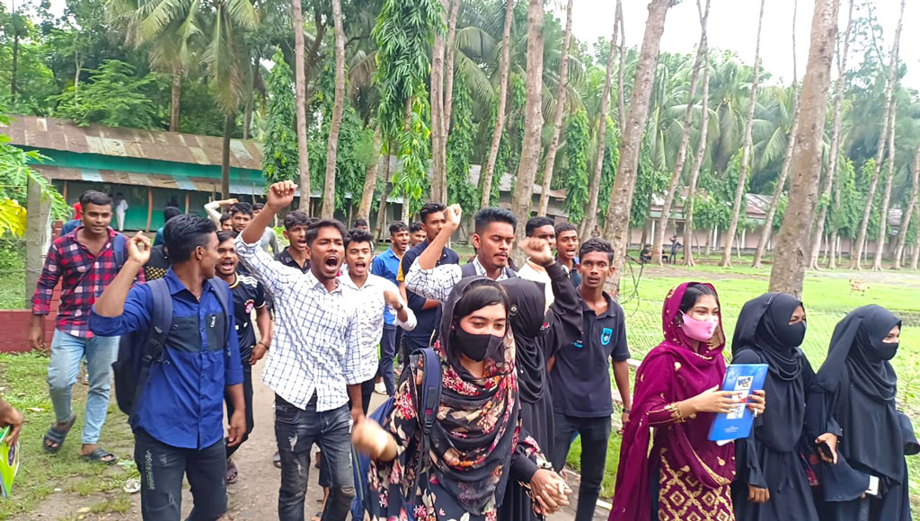 প্রবেশপত্রে অতিরিক্ত টাকা আদায়ে শিক্ষার্থীদের বিক্ষোভ 