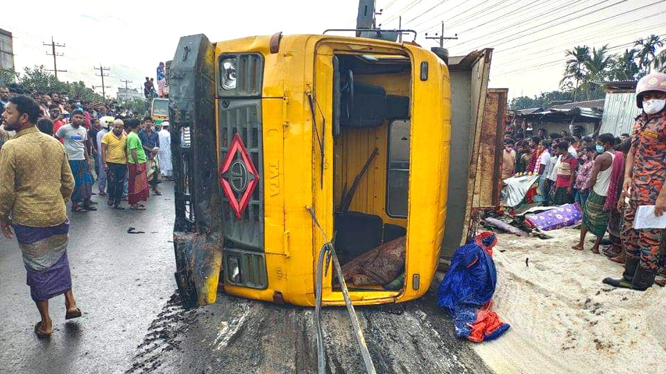 শ্রীপুরে ডাম্প ট্রাক উল্টে অটোরিকশার ২ যাত্রী নিহত