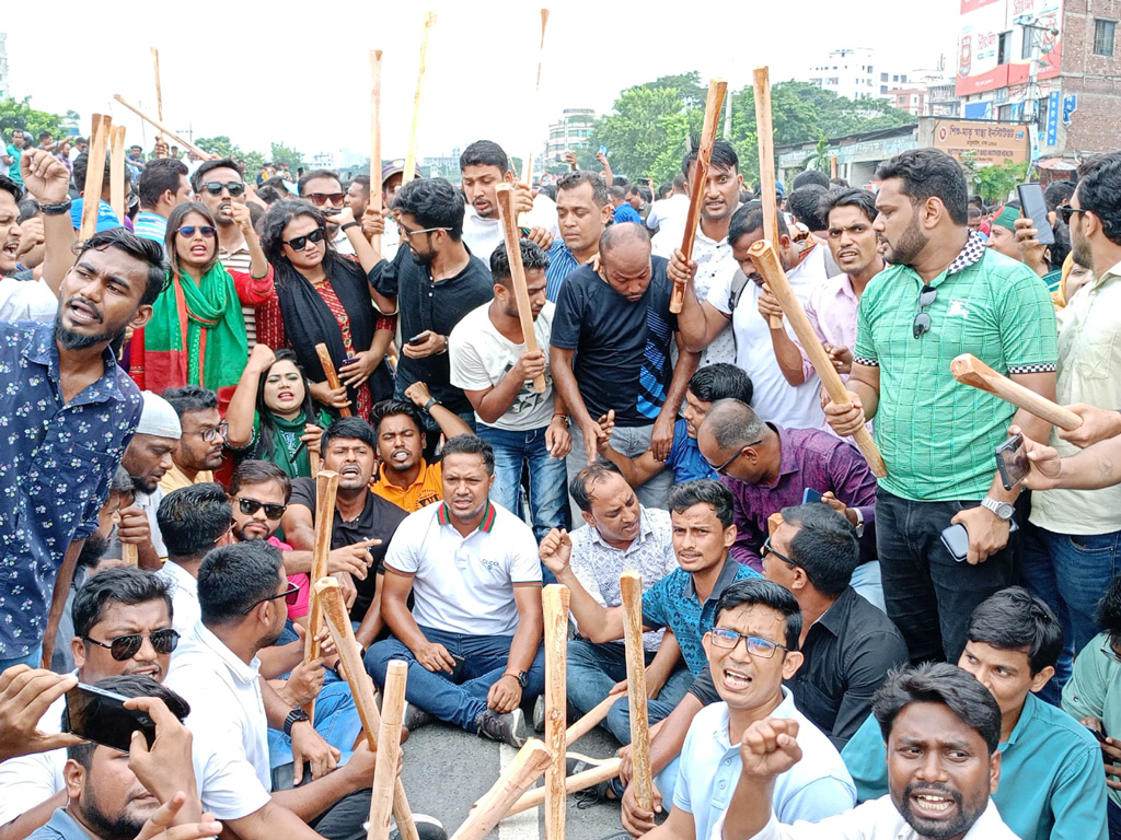 রাজধানীর মাতুয়াইলে লাঠি হাতে সড়ক অবরোধ করেছেন বিএনপির নেতা-কর্মীরা। ছবি: আজকের পত্রিকা
