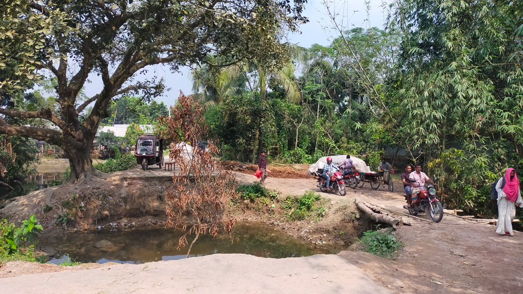 সেতু হয়নি, সড়ক এখন মরণফাঁদ
