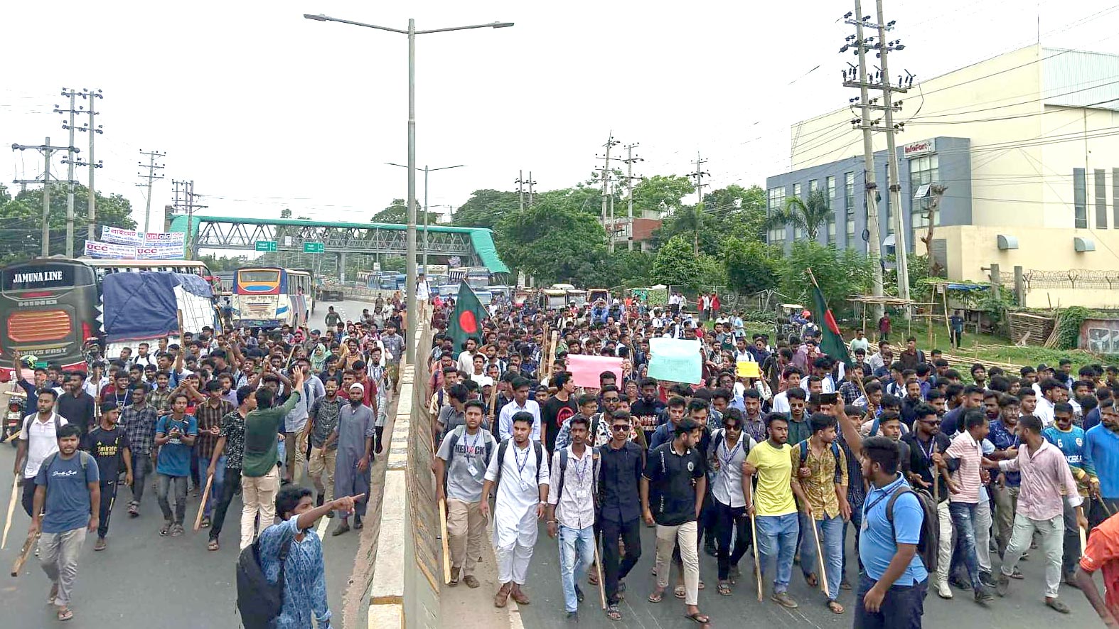 জাবি অভিমুখে গবি শিক্ষার্থীদের পদযাত্রা, ঢাকা-আরিচা মহাসড়ক অবরোধ