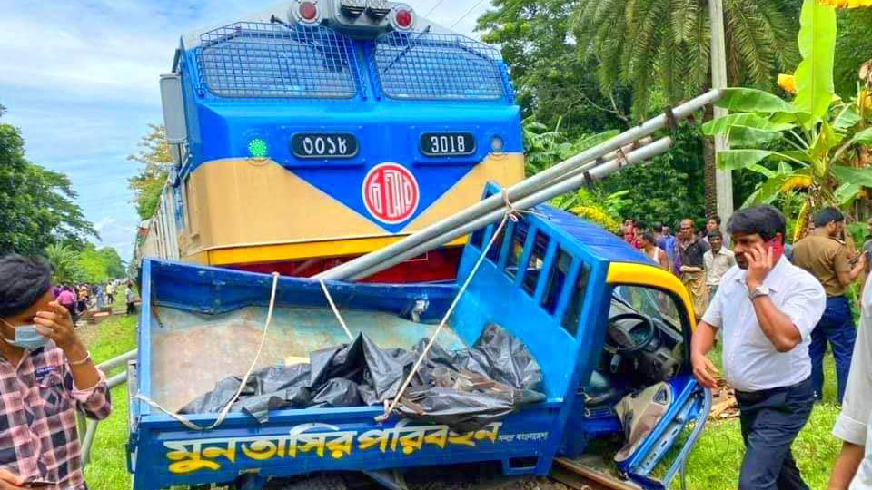 সোনার বাংলা ট্রেনের সঙ্গে পিকআপের মুখোমুখি সংঘর্ষ