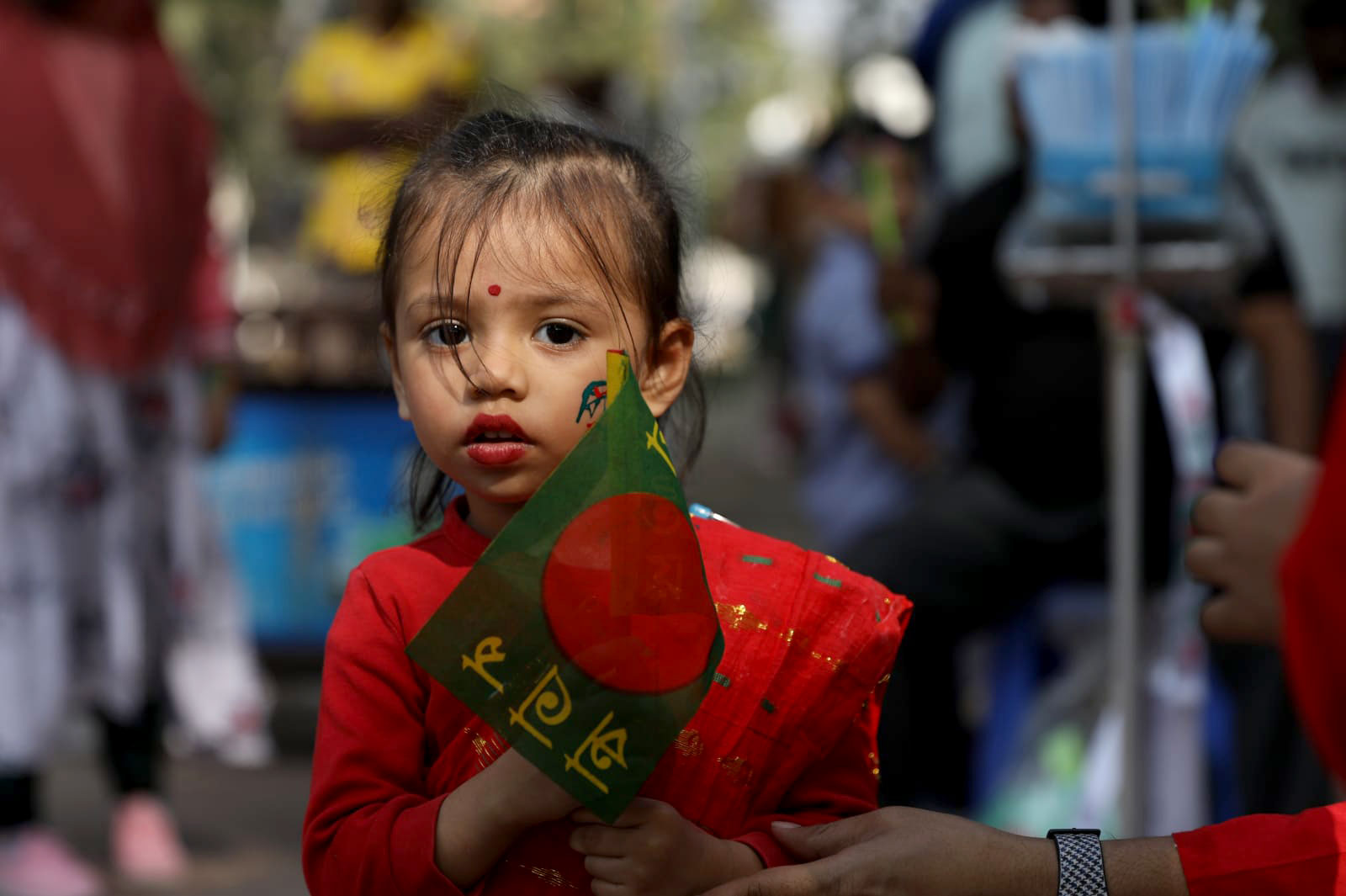 পতাকা হাতে এক শিশু বিজয় দিবস উদ্‌যাপন। শহীদ মিনার, ঢাকা। ১৬ ডিসেম্বর ২০২১। ছবি: সৈয়দ মাহামুদুর রহমান