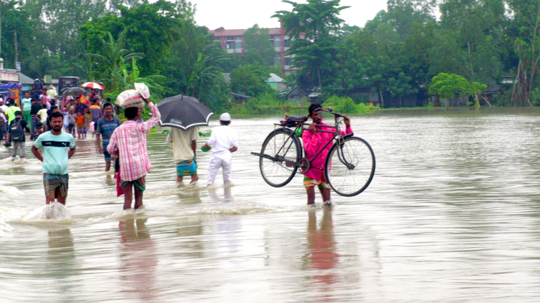 জামালপুরে বন্যাকবলিত মানুষ, বিশুদ্ধ পানি ও খাদ্যের সংকট