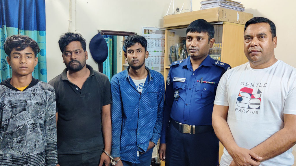 পাথরঘাটায় চুরি করা অটোরিকশা বিক্রি করতে যাওয়ার পথে আটক ৩ 
