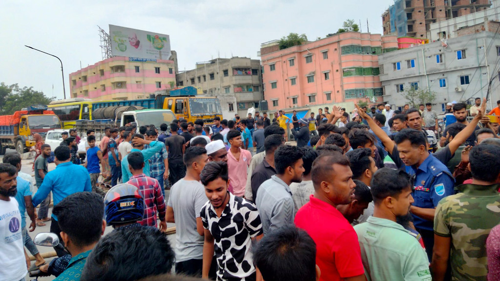 চাঁদাবাজি বন্ধের দাবিতে চীন মৈত্রী সেতুতে অবরোধ, দীর্ঘ যানজট