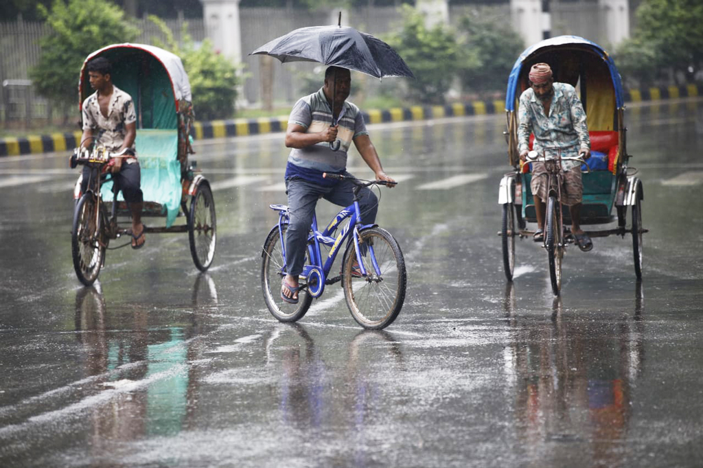 সাইকেলে করে গন্তব্যে যাচ্ছেন এক ব্যক্তি। রিকশাচালকেরা ঘুরছেন যাত্রীর আশায়।