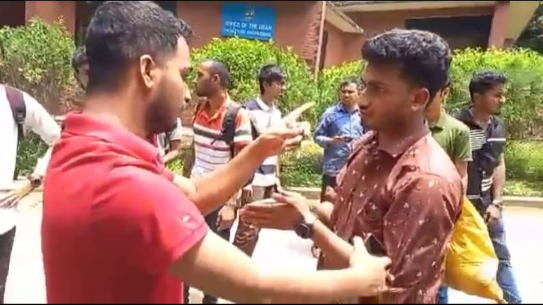 ফেসবুকে সরকার বিরোধী পোস্ট দেওয়ার অভিযোগে চবি শিক্ষার্থীকে মারধর
