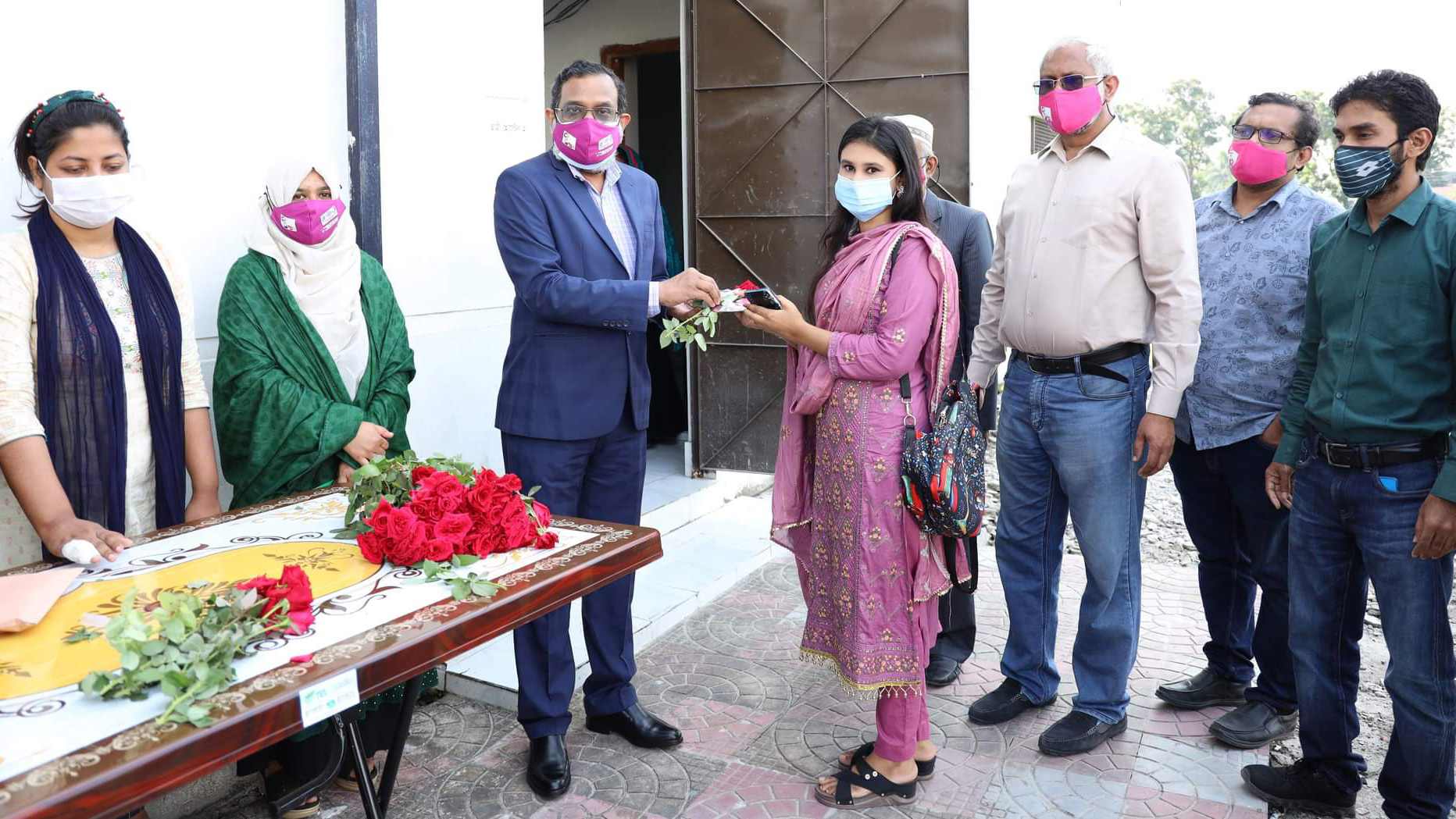 প্রাণ ফিরেছে বিডিইউতে, শিক্ষার্থীদের ফুল দিয়ে বরণ