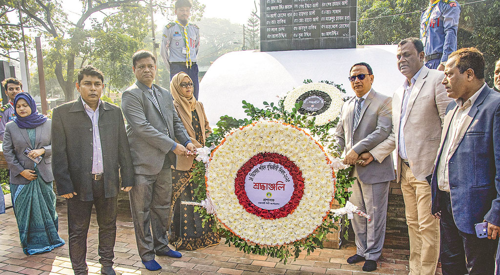 রাজশাহী জেলা প্রশাসকের কার্যালয়সংলগ্ন শহীদ স্মৃতিস্তম্ভে পুষ্পস্তবক অর্পণ করে শ্রদ্ধা  জানান বিভিন্ন সরকারি দপ্তরের পদস্থ কর্মকর্তারা। ছবি: আজকের পত্রিকা