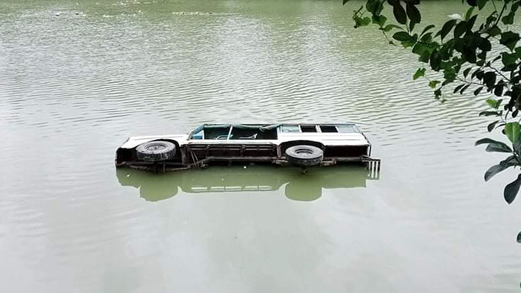 গাড়ি উল্টে ঘেরে, আহত ১৫