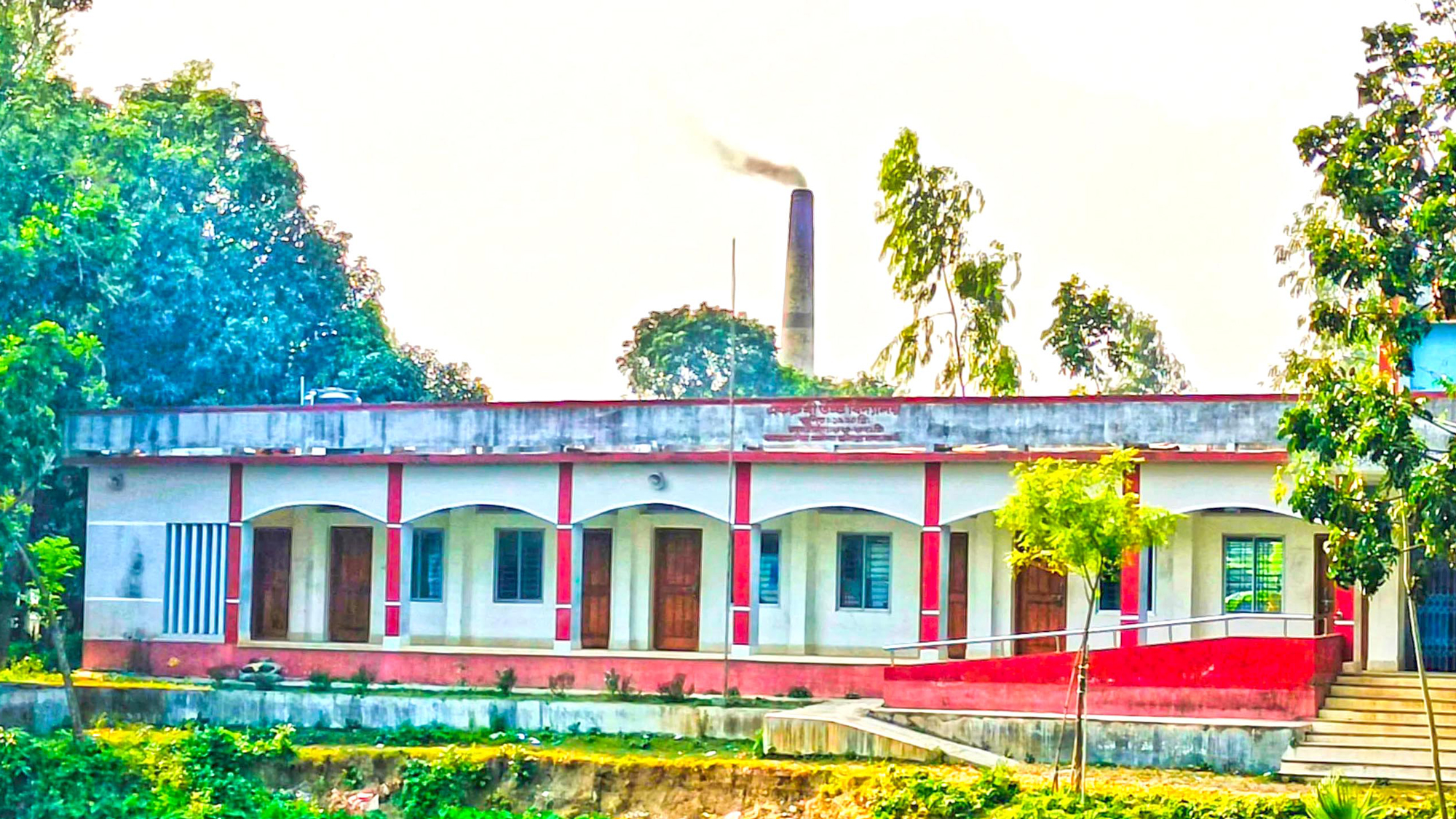 দুয়ারেই বিষাক্ত ধোঁয়া দম বন্ধ পড়াশোনা