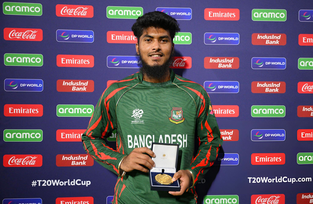 টি-টোয়েন্টি বিশ্বকাপে নিজের প্রথম ম্যাচ রিশাদ হোসেন রাঙিয়েছেন নিজের মতো করে। ৪ ওভারে ২২ রান খরচ করে ৩ উইকেট নিয়ে হয়েছেন ম্যাচসেরা। ছবি: এএফপি