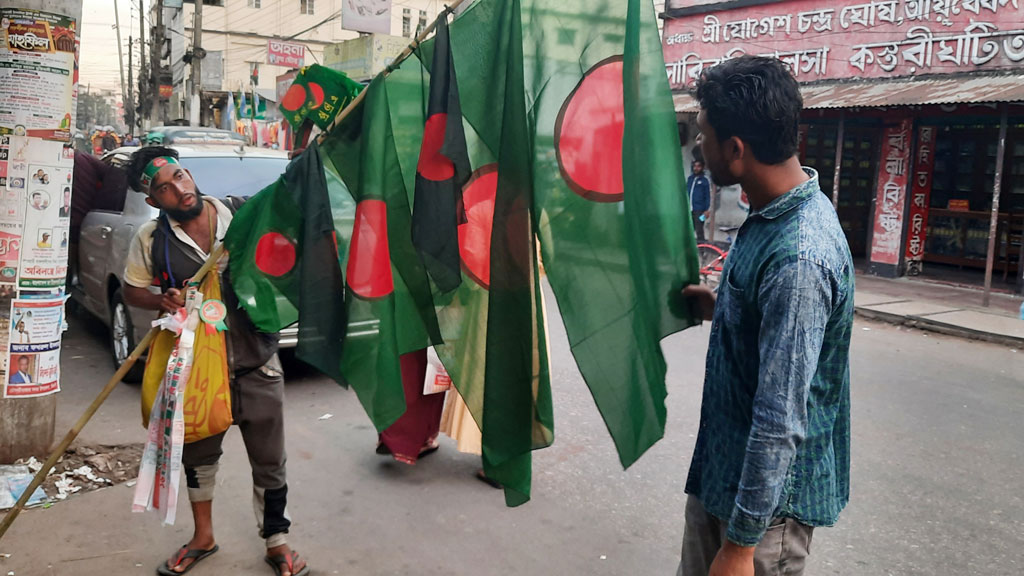 রাজমিস্ত্রি থেকে জাতীয় পতাকার ফেরিওয়ালা